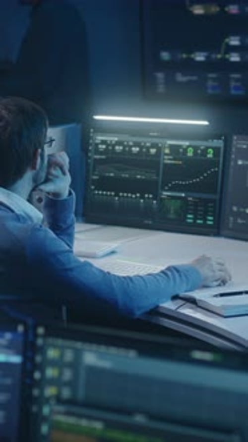 Softwareingenieur arbeitet spät in der Nacht am Computer