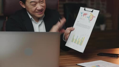Emprendedor comentando datos de marketing en una videoconferencia