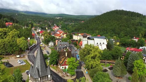 Images aériennes de la ville de Karpacz dans la voïvodie de Basse-Silésie, Pologne