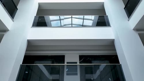 Vuelo Zumbido dentro del complejo premium en construcción