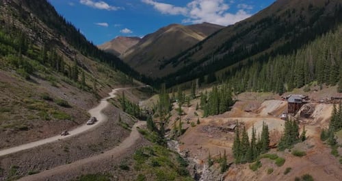 Des OHV naviguent sur un chemin de terre près de la colonie minière d'Animas Forks