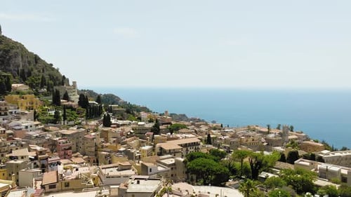 Gebäude von Taormina verschmelzen mit der Natur