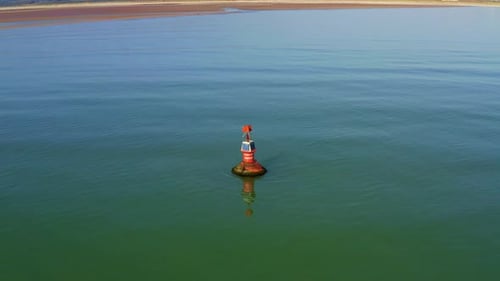Luftaufnahme der Marine Navigation Boje auf der Meeresoberfläche an einem sonnigen Tag