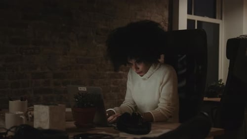 Hipster travaillant tard dans la nuit dans un bureau créatif