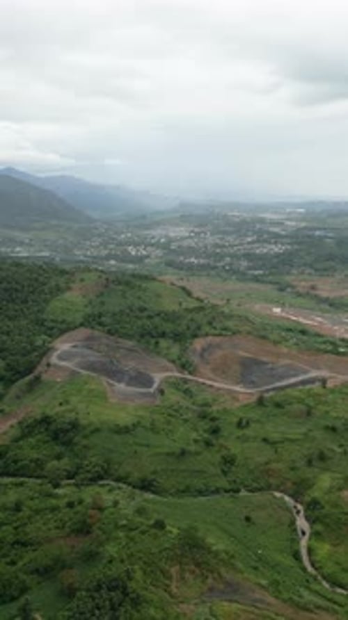 Vista aérea de la deforestación en colinas verdes, que muestra la pérdida de bosques