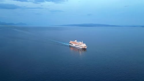 Drohnenaufnahme eines weißen Bootes, das sich auf der Adria in Kroatien bewegt