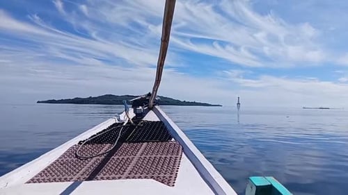 Bateau naviguant sur la mer de l'île de Karampuang \_ plan au ralenti