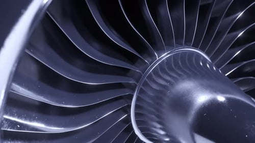 Una gran turbina de motor a reacción de pantalla completa, palas plateadas interconectadas. Energía, potencia. Loop