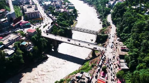 Timelapse de la circulation urbaine et du mode de vie de Muzaffarabad au pont de Neelum avec vue sur le site historique