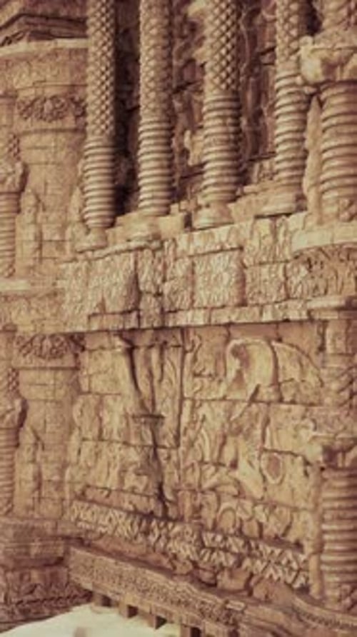 Une gravure détaillée sur le mur d'un temple orné