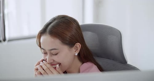 Lächelnder Büroangestellter, der den Computer nutzt, um zu kommunizieren und den Arbeitserfolg sicherzustellen