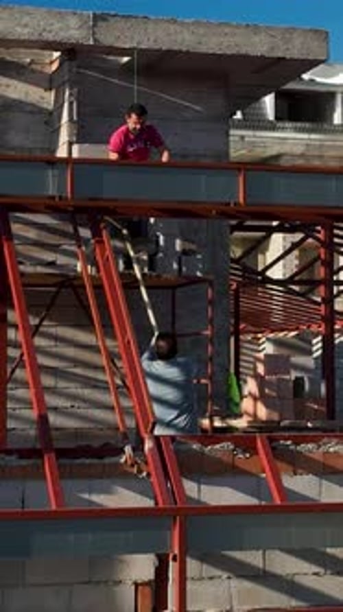 Vídeo vertical sobre la construcción de casas de ensueño, edición en la azotea