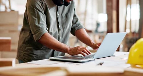 Hände, Mensch und Architektur beim Tippen auf dem Laptop im Schreibtisch zum Bauen von Ideen und Recherchen