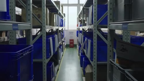 Tags, système de suivi pour l'inventaire de l'entrepôt avec des boîtes en carton à l'intérieur sur des rayonnages à palettes, logistique