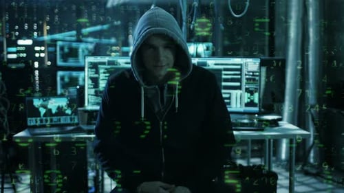 Gefährlicher international gesuchter Hacker spricht mit dem Code-Effekt „Raining Numbers“ in die Kamera.
ICH