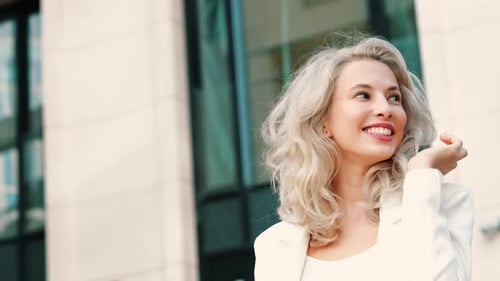 Linda mulher ao ar livre