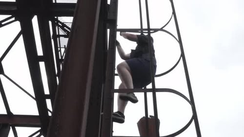 Explorador urbano, explorando o telhado abandonado em uma fábrica abandonada.