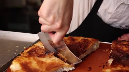 Délicieux burek dans un café des Balkans. Un plat typique des Balkans. Gros plan