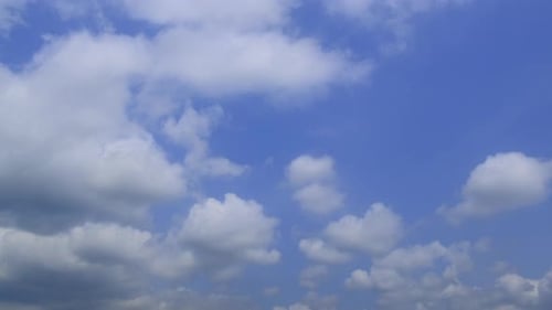 Time lapse of a blue sky with white clouds flying.