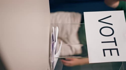 Vidéo verticale en gros plan dans la circonscription électorale pour l'élection présidentielle Un jeune homme lance un