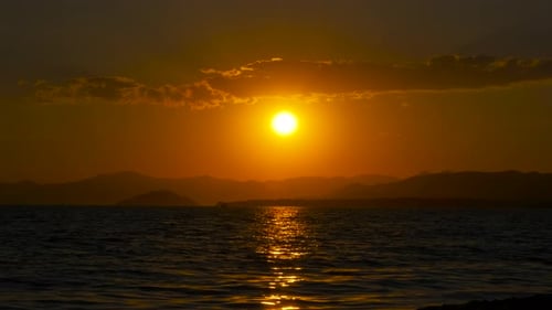 Silhueta de sol brilhante sobre a costa durante o crepúsculo