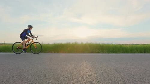 Athlètes de course roulant sur des vélos modernes le long de l'autoroute