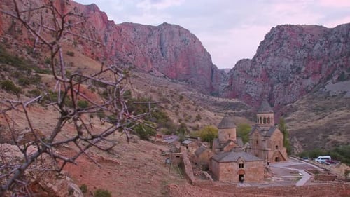 Panorama du monastère arménien de Noravank au coucher du soleil