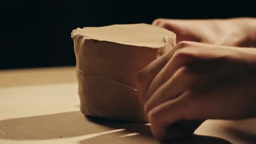 Woman Potter travaille avec de l'argile lors d'une master class sur le processus de travail en studio dans Ceramic Workshop Potter