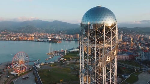 Vista superior de las principales atracciones de la antigua Batumi en la costa del Mar Negro