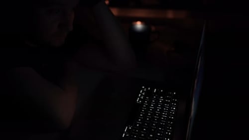 Mann arbeitet am Laptop auf dem Tisch