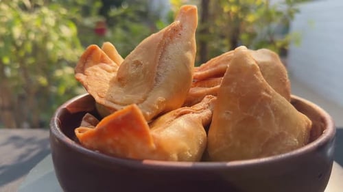Samosas auf rotierendem Plattenspieler Nahaufnahme