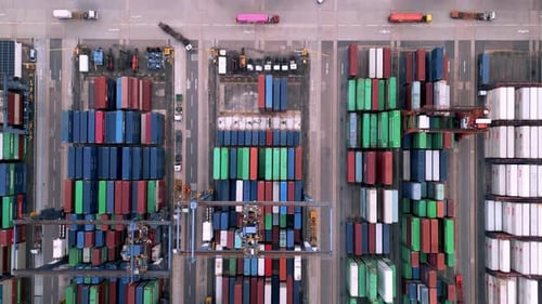 Frachtschifffahrtshafen mit Transportfrachtcontainern, die für den Versand geladen werden