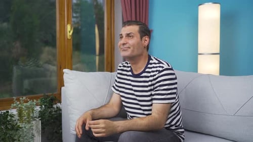 Ein Mann mit familiären Problemen langweilt sich.