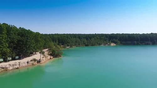 Atemberaubende Landschaft eines Sees, der von Menschen geschaffen wurde. Blauer künstlicher Teich an der Stelle des ehemaligen Steinbruchs