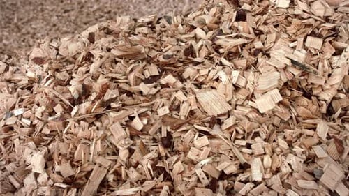 Sägemehl, das während der Holzbearbeitung auf einen Haufen fällt. Schreinerarbeiten mit Holz