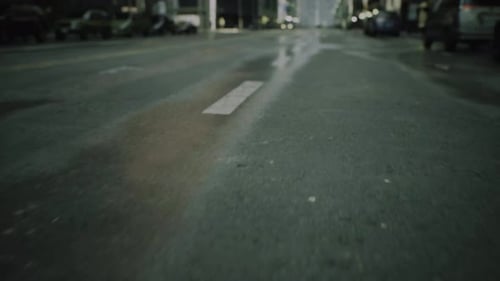 Primer plano Cinemática en POV de asfalto mojado por la mañana después de la lluvia en la carretera