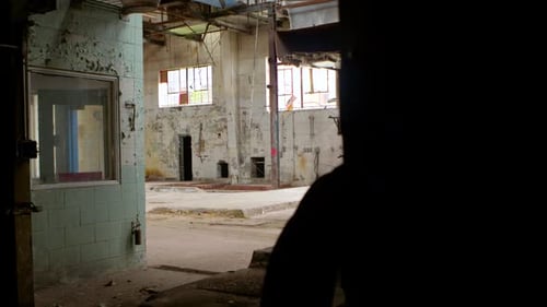 Una panorámica de derecha a izquierda desde la perspectiva de la puerta de una fábrica abandonada.