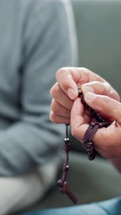 Hände, Rosenkranz und Religion zu Hause, Menschen und gemeinsam zum Gebet, zur Unterstützung