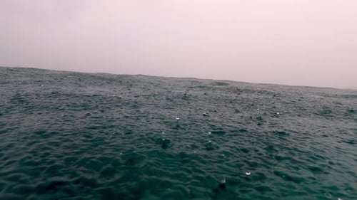 Wunderschöner Regen, der im Seesturm am Horizont fällt