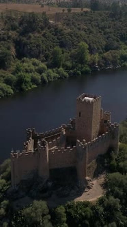 Vertikales Video von Castle in the River