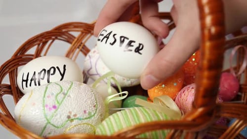 13 1. Die Inschrift „Ostern“ ist auf dem Ei angebracht. Osterfeier. Frohe Ostern.