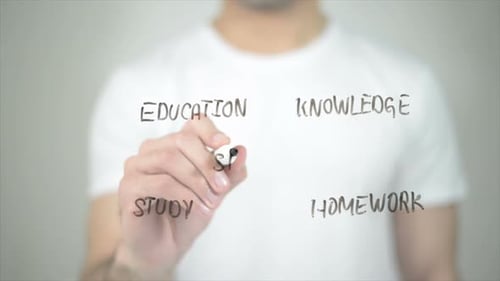 Étudiant, homme écrivant sur écran transparent