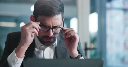 Laptop, óculos e empresário no escritório com pesquisa para relatório financeiro com orçamento da empresa