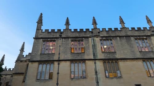 Biblioteca Bodleian na Radcliffe Square em Oxford, Reino Unido. Foto de baixo ângulo