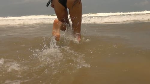 Mujer corriendo hacia el mar, Cámara lenta súper lenta 240 fps