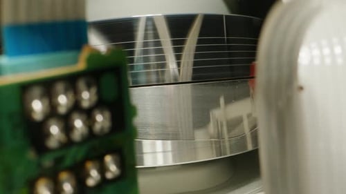 VHS-PLAYER Alter Videorecorder in Nahaufnahme, VHS-Retro-Player mit neonblauem Licht, Vintage-Video