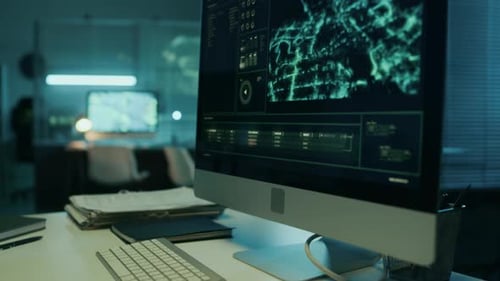 Logiciel de surveillance par satellite affiché à l'écran du quartier général militaire