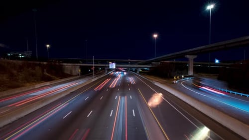 Autos, die sich auf einer stark befahrenen Straße bewegen