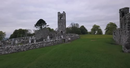La
colina de Slane se considera tradicionalmente como el lugar donde San Patricio encendió el primer incendio de Pascal
en