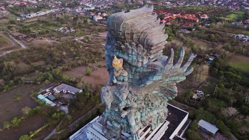Statue emblématique de Garuda Wisnu Kencana vue d'en haut dans le magnifique cadre du parc culturel de Bali